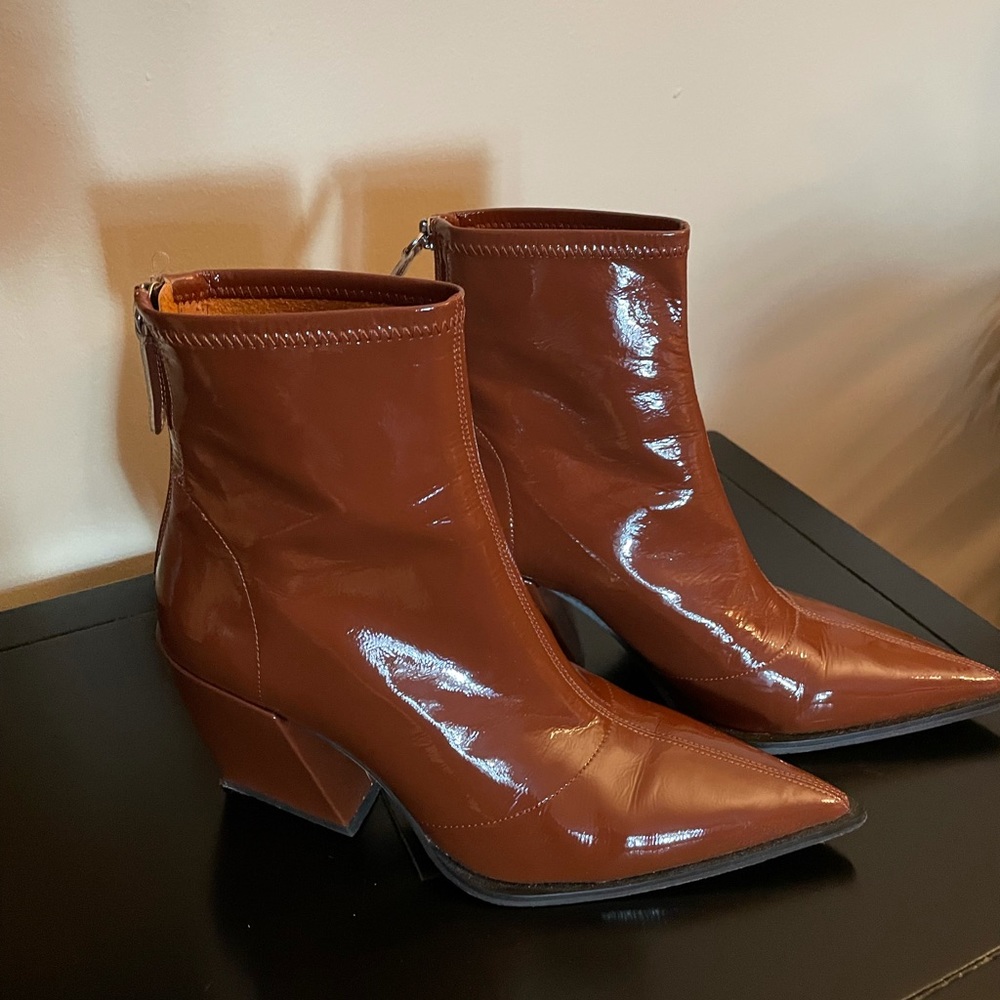 Short ankle-length boots made of paten leather - Picture 5 of 6